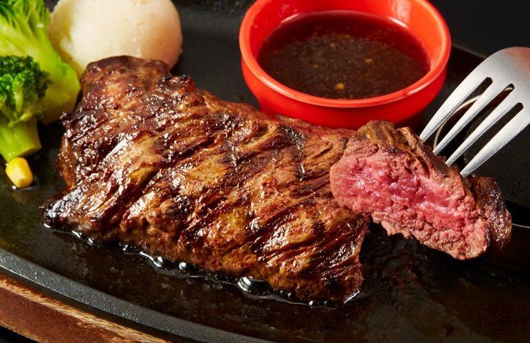 steak is very powerfull.Eat it refreshing whiskey.ステーキは厚さと仕込みにこだわり、迫力満点でお持ち致します！