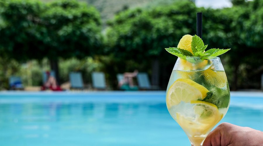 Mojito a bordo piscina.