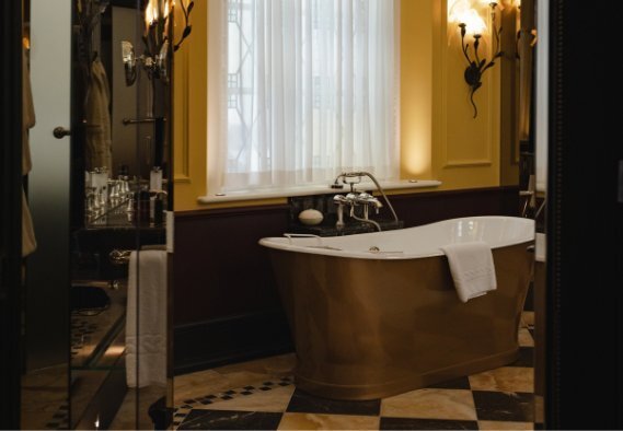 Marble bathroom in the L'oscar Suite