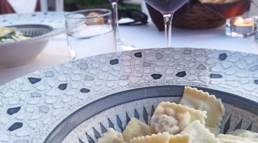 Agnolotti con ripieno di 3 arrosti, parmigiano e scarola