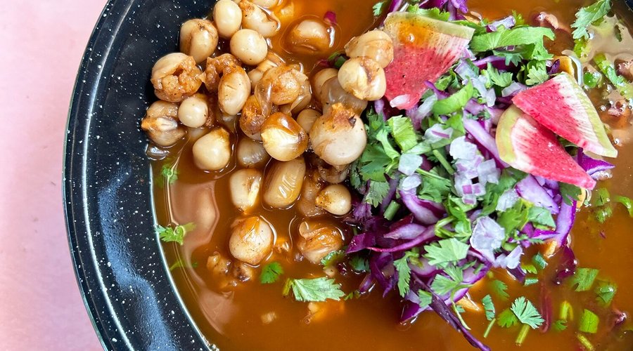 Nuestro pozole rojo, es un plato que demuestra que la comida vegana puede ser exquisita, satisfactoria y llena de tradición. 
