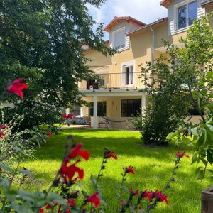 Espace jardin avec cuisine d'été a disposition 