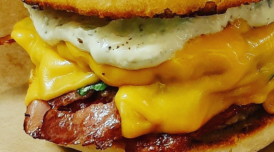 Industrial burguer  3x hambúrgueres de bovino Molho tártaro 