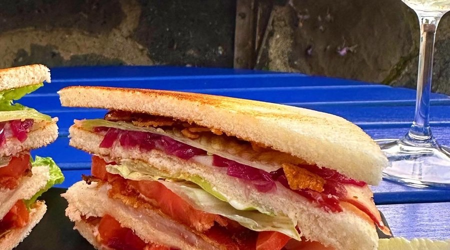 Club sandwich con pomodoro, spada affumicato,bacon , lattuga , Mayo e cavolo cappuccio viola in agrodolce 