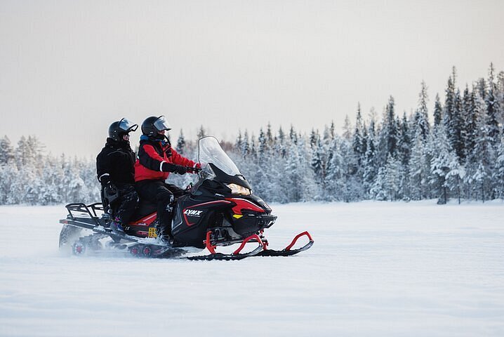 Rovaniemi: Ice Fishing & Snowmobile Safari Combo Day