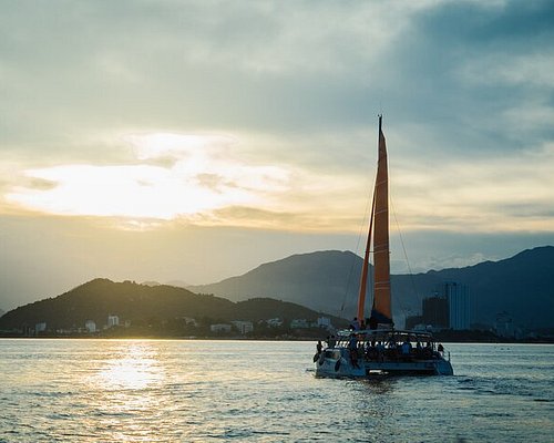 catamaran cruise vietnam