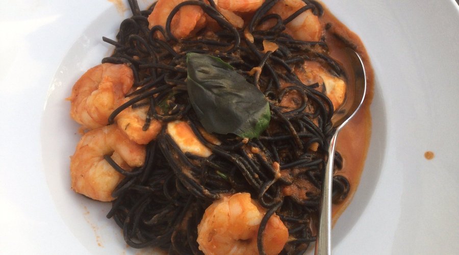 Schwarze Spaghetti mit Gambas und Kalbsrücken mit Kartoffelgratin