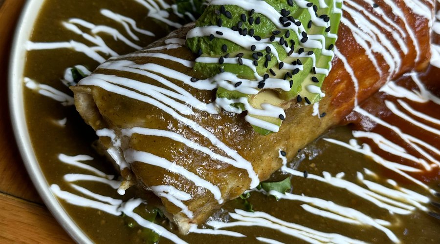 Disfruta al máximo de nuestra palapa rodeada de vegetación mientras disfrutas nuestras deliciosa comida a la carta cuidadosamente seleccionadas para el clima de Valladolid.