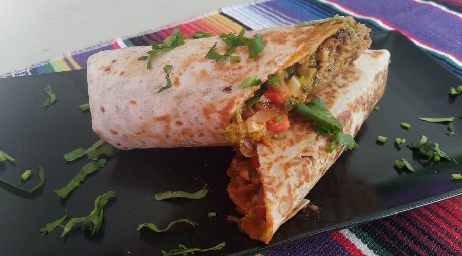 Burrito  -con carne deshebrada (ternera, cerdo o pollo) o con nopales -guacamole, pico de galloz, cebolla encurtida, lechuga, arroz, frijoles, salsa mexicana casera, cilantro