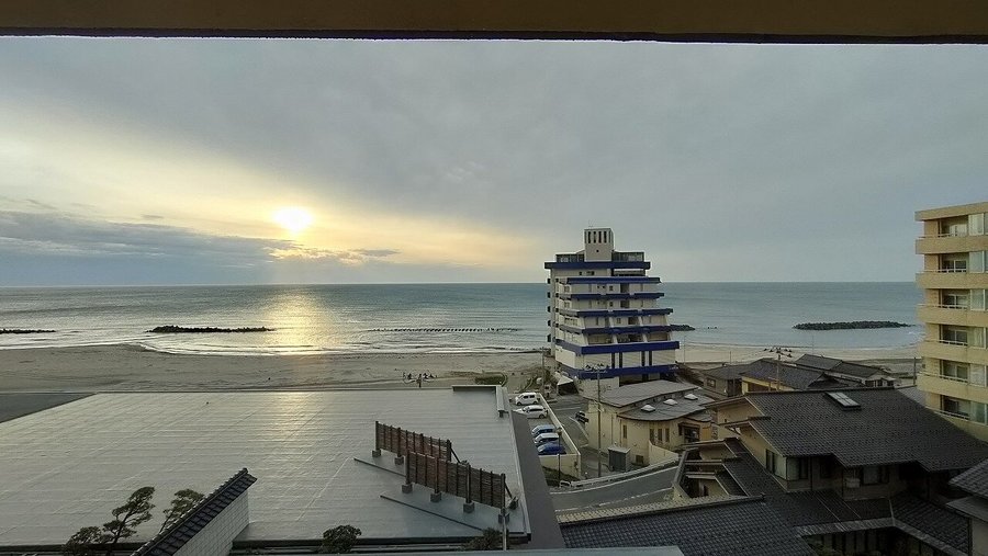 部屋からは日本海が一望できる。