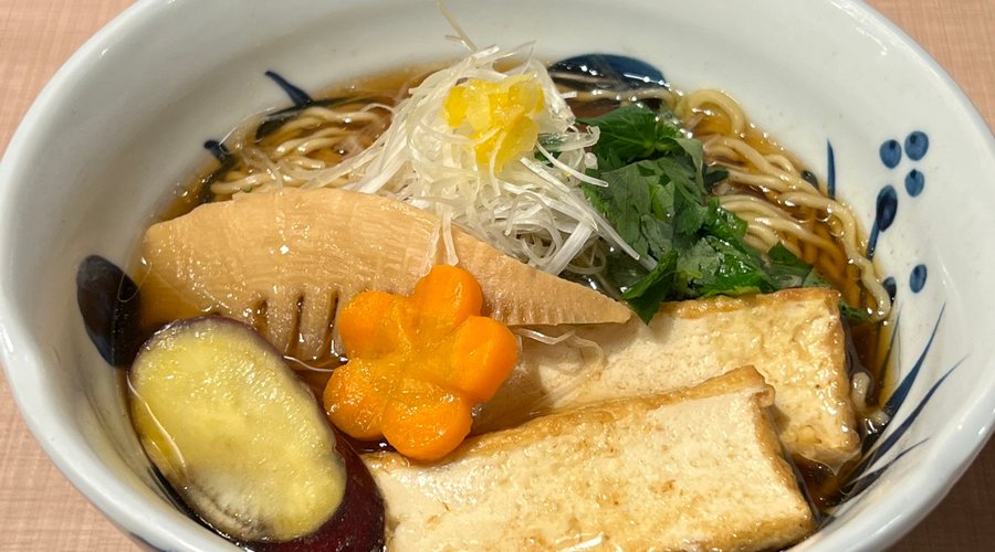 ●和風ヴィーガンラーメン　￥1100  動物系の食材を使わずに数種類の野菜、昆布で 時間をかけてスープを作りました。 また醤油タレは数種類の醤油をブレンドしてうま味、コクを出しております。 具材には、サツマイモ、ニンジン、竹の子、厚揚げ豆腐、三つ葉、白髪ねぎ、ゆずを合わせました。 三つ葉とゆずの香りが合う優しいスープです。 ヴィーガンラーメンですがしっかりとラーメンとして仕上げておりますので、ベジタリアンでない方にも楽しんでいただけるラーメンとして完成させております。 ぜひお試しください。