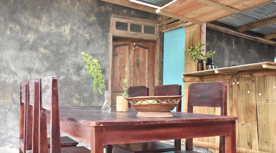 Our guests can enjoy a farm-to-table experience, savoring the flavors of Ruteng's local cuisine. Relax at Mama’s cozy terrace and seating area while enjoying the mountain view. Our restaurant serves delicious breakfast, lunch and diner made from organic ingredients right from our own garden and farm. We take pride in growing fresh products, which we use to prepare healthy and nutritious meals for our guests. 