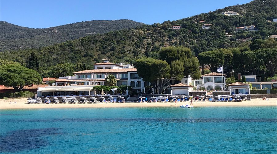 Le Club de Cavaliere Beach resort - les pieds dans l'eau