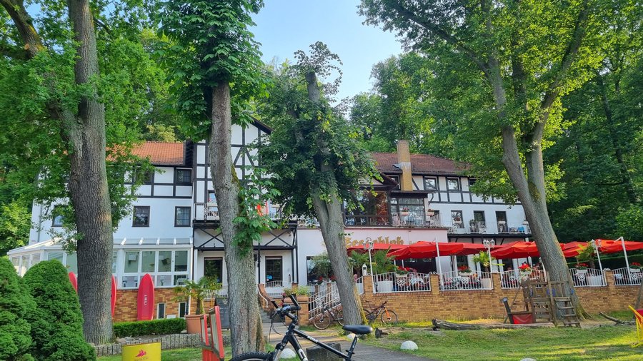Hotel, Restaurant mit Terrasse, Spielplatz und Relaxbereich im Garten
