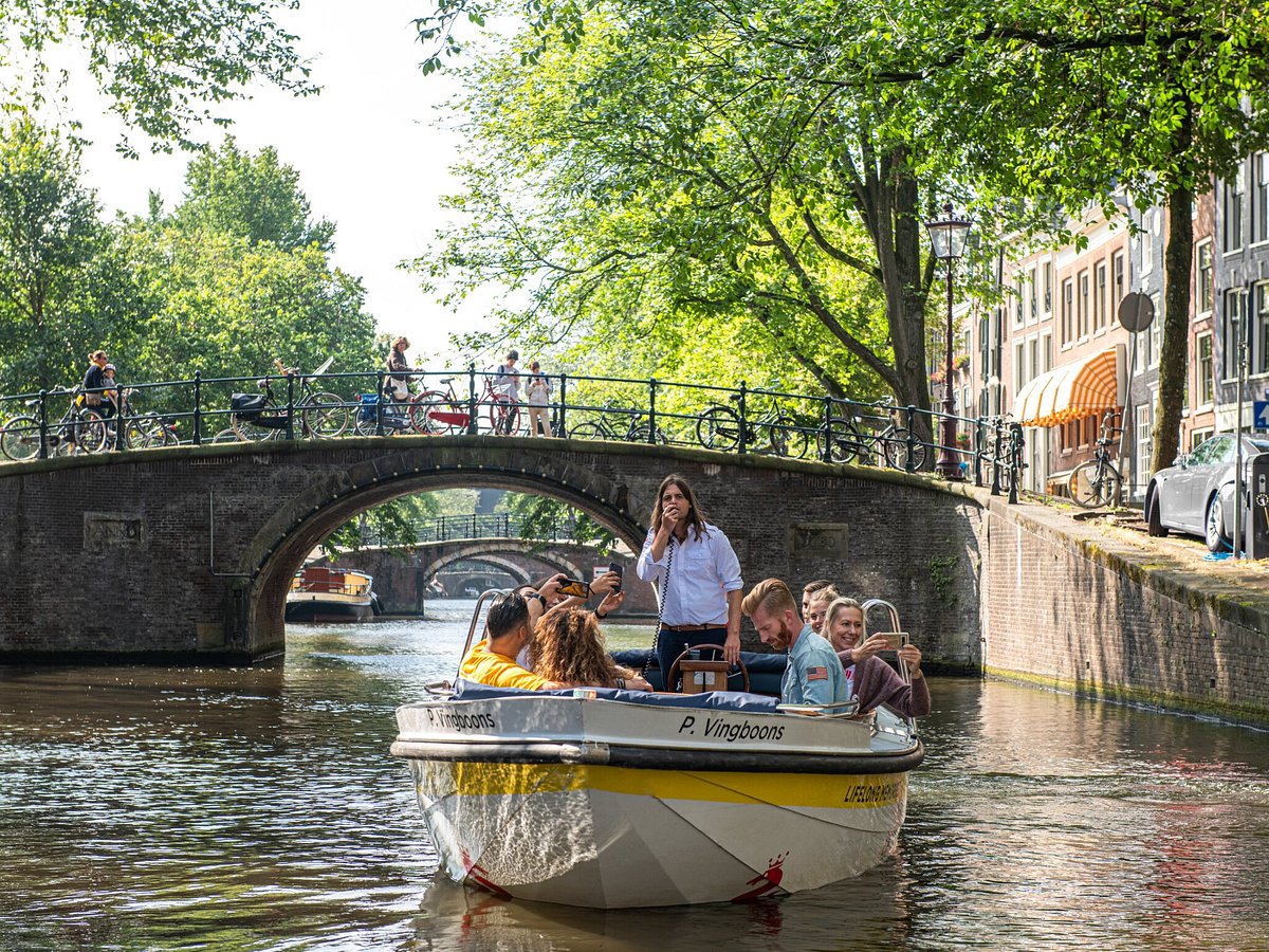 Индекс нидерланды амстердам. Мост принца Клауса в Утрехт,. Tour Boat for Amsterdam canal.