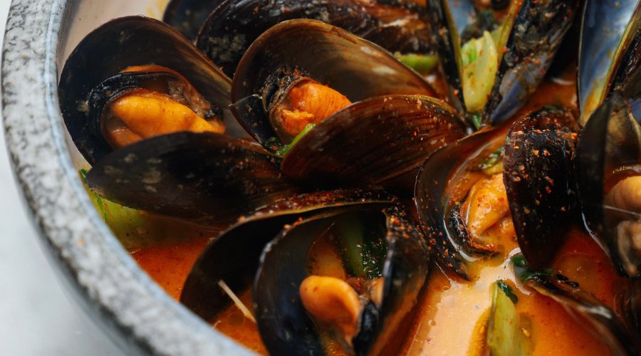MEJILLONES CURRY-LAKSA al vapor con salsa curry-laksa y pak choi