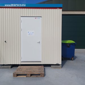 Sanitaire voorziening met 2 toiletten en 2 douches.