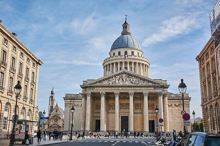 La Sarbonne, a university with six pillars and a domed roof