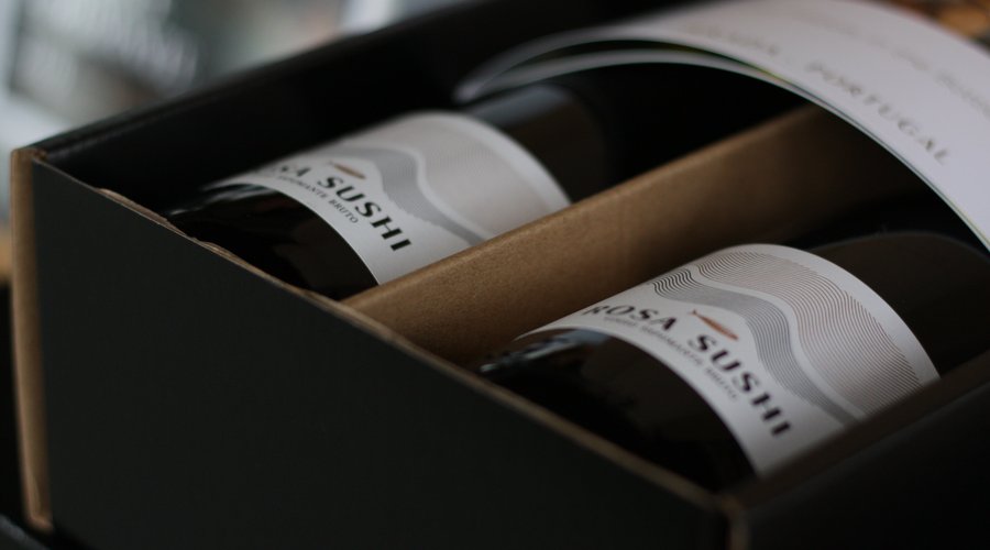 Lançamento do vinho espumante "ROSA SUSHI", produzido pela Quinta da Lagoa Velha com as castas nobres da região. Bolha fina e persistente, frutado e aroma intenso. Foi lançado o desafio à Fermento Design & Comunicação para desenvolver o rótulo e a inspiração surge da decoração do restaurante, o qual mantem parceria com o escultor Paulo Neves. 
