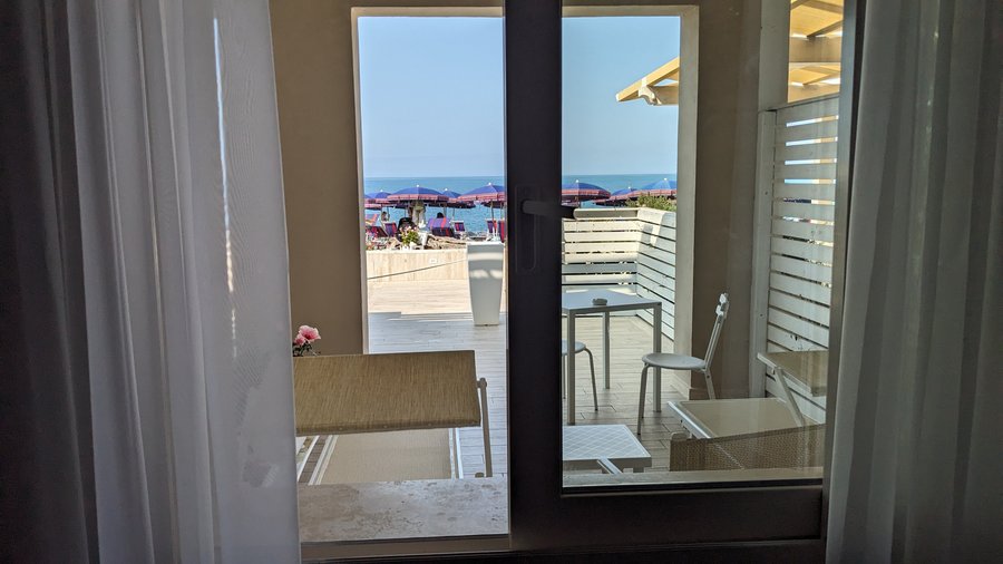 finestra con vista su patio esterno