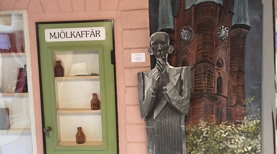 Nils Ferlin såsom han står staty på Klarabergsviadukten nedan för Klara kyrka i Stockholm. 