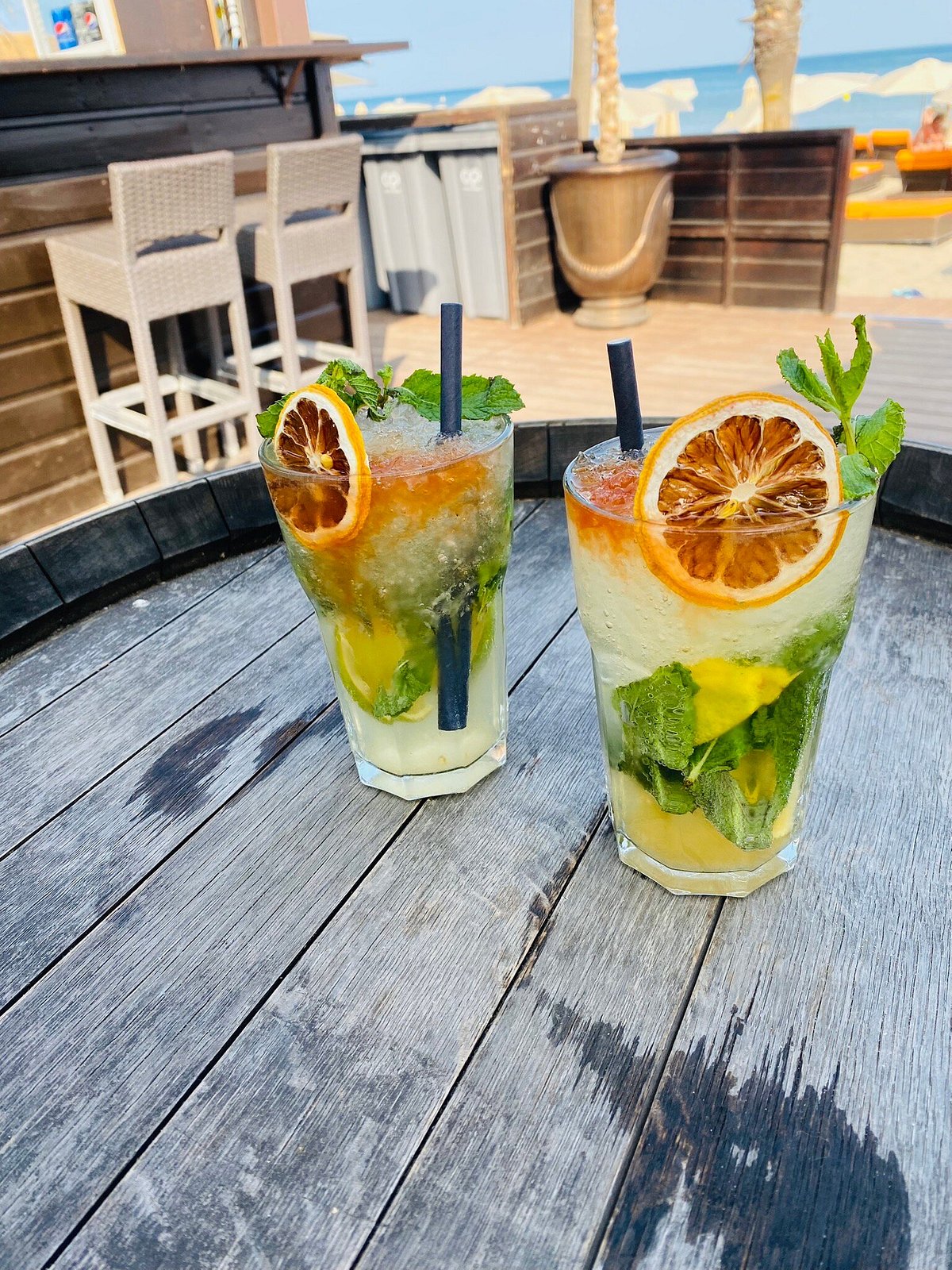 Dégustation d'huîtres autour d'un tonneau ! - Picture of L'Ecailler - Bar à  Huîtres, Cap-d'Agde - Tripadvisor