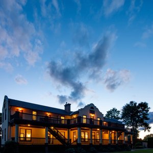 Naramata Inn Ext Dusk
