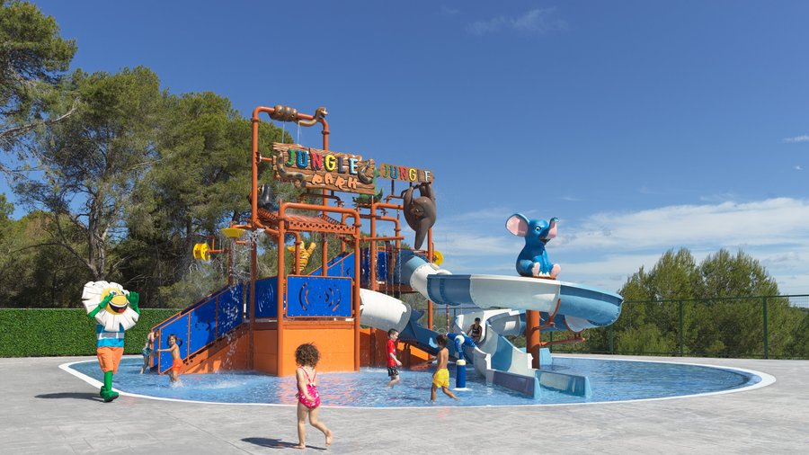 Nueva parque acuático Jungle Park. Zona de juegos de agua con toboganes y diversión asegurada.