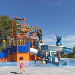 Nueva parque acuático Jungle Park. Zona de juegos de agua con toboganes y diversión asegurada.