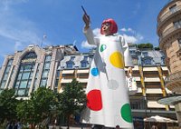 Paris : L'artiste Japonaise Yayoi Kusama Sur La Façade De Louis Vuitton -  I24NEWS