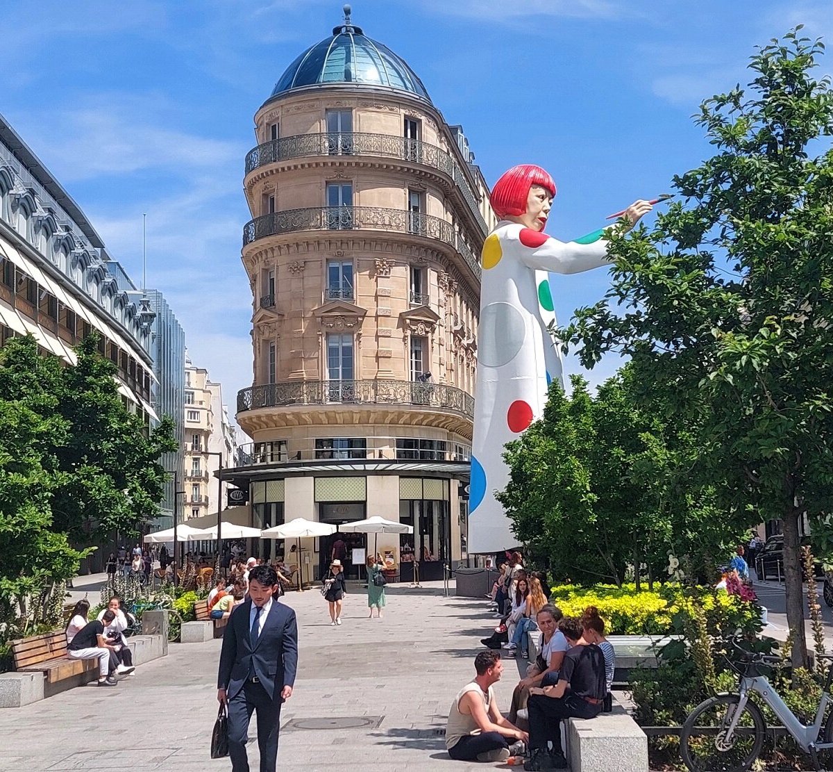 Gigantesque Yayoi Kusama devant 