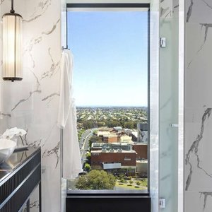 Guest room bath