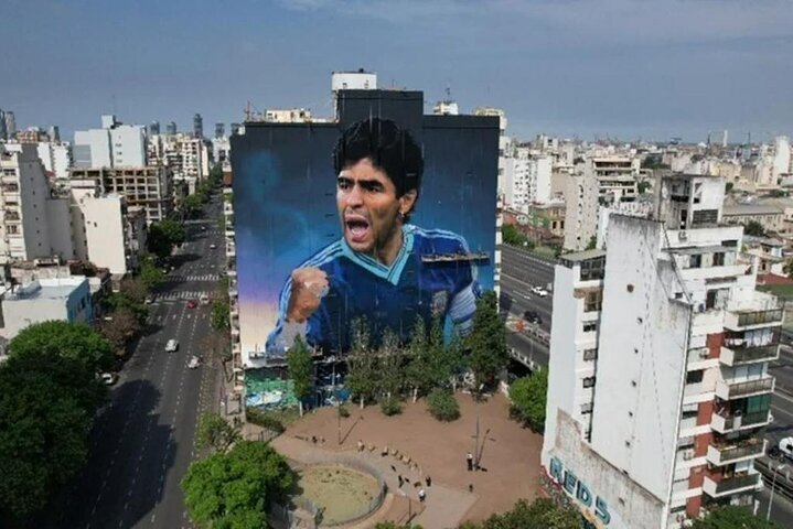 The impressive mural of Maradona and Messi