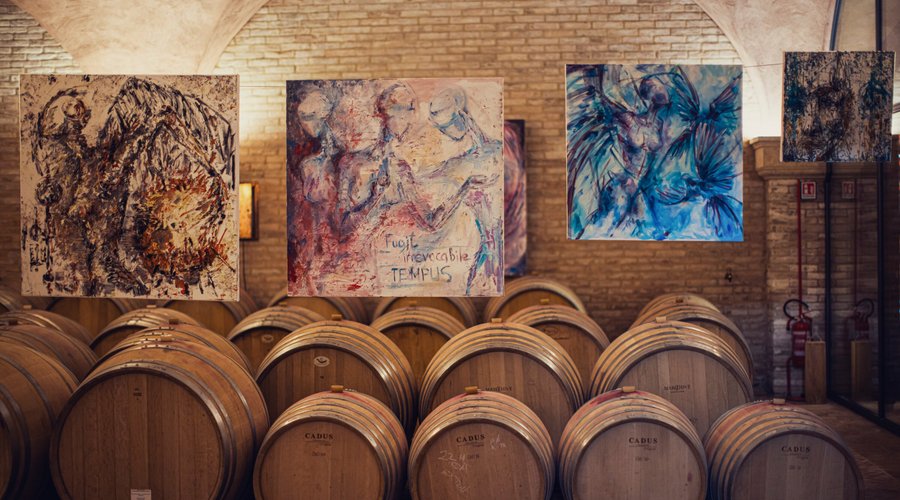 Una fusione di arte e vino alla cantina Poggio del Moro: un incontro non convenzionale in Toscana, la mostra personale delle opere di Anna Hengeri che diventerà un altro motivo per visitare la boutique winery Poggio del Moro dal 29 giugno a 20 ottobre 2023.