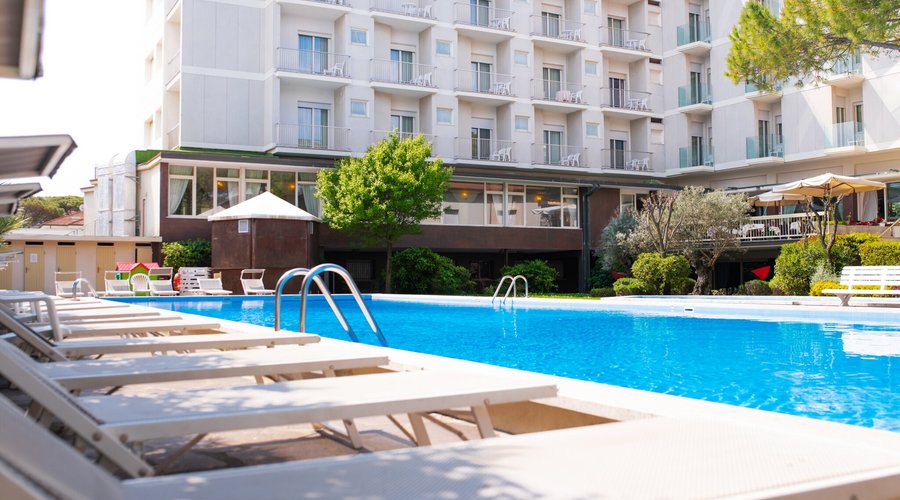 Facciata lato piscina
