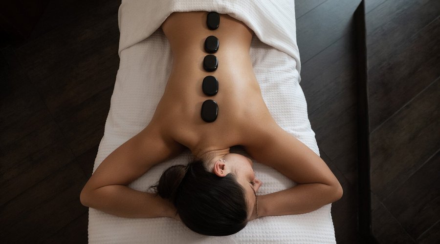 L’Hot Stone è un massaggio energizzante che prevede l’utilizzo di pietre calde di diversa dimensione applicate su punti strategici del corpo. La peculiarità dell’utilizzo delle pietre è quella di trattenere e rilasciare calore in modo graduale, così da favorire la vasodilatazione.
Il massaggio Hot Stone aiuta a sciogliere la rigidezza muscolare, a migliorare la mobilità delle articolazioni e ad alleviare la tensione della colonna vertebrale, principale causa di dolorosi mal di schiena.