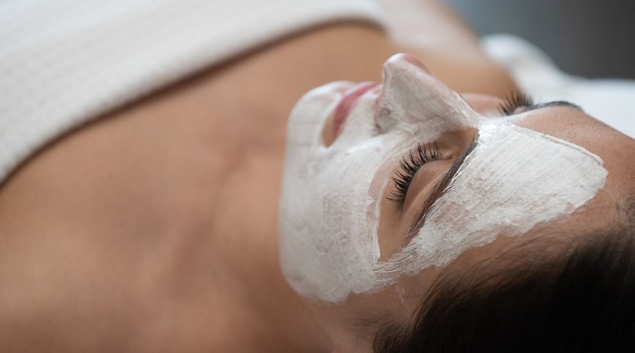 Una pulizia del viso profonda, eseguita con prodotti termali ricchi di composti biologicamente attivi che non alterano l’equilibrio naturale della pelle.
Una buona detersione aiuta ad eliminare i danni provenienti dall’esterno, senza inaridire e irritare la pelle, rispettando il film idrolipidico che funge da difesa e protezione.
Ideale anche per la pelle dell’uomo.