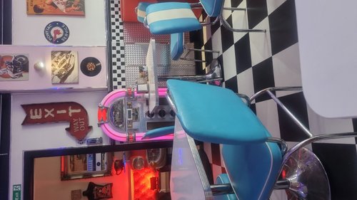 CADILLAC KUSTOMZ HOTEL - Updated 2024 Prices (Isle of Bute) - Cadillac Kustomz Hotel 4 In A Bed
