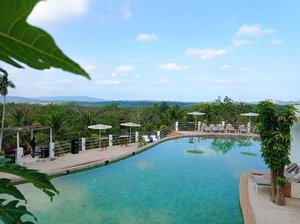 Pool & Beach