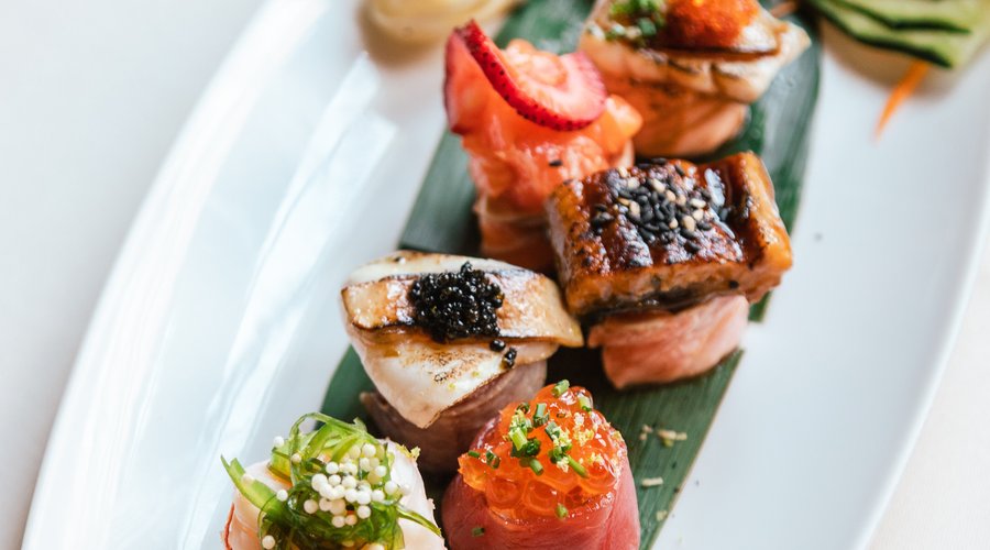 Delicie-se com uma explosão de sabores e texturas nesta jornada gastronómica japonesa.