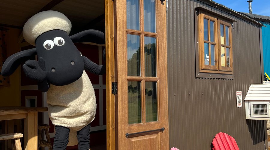 Shauns Wagons 
En tvådagarsupplevelse med övernattning i fullt utrustade Shaun-vagnar i hjärtat av Fåret ShaunLand!
