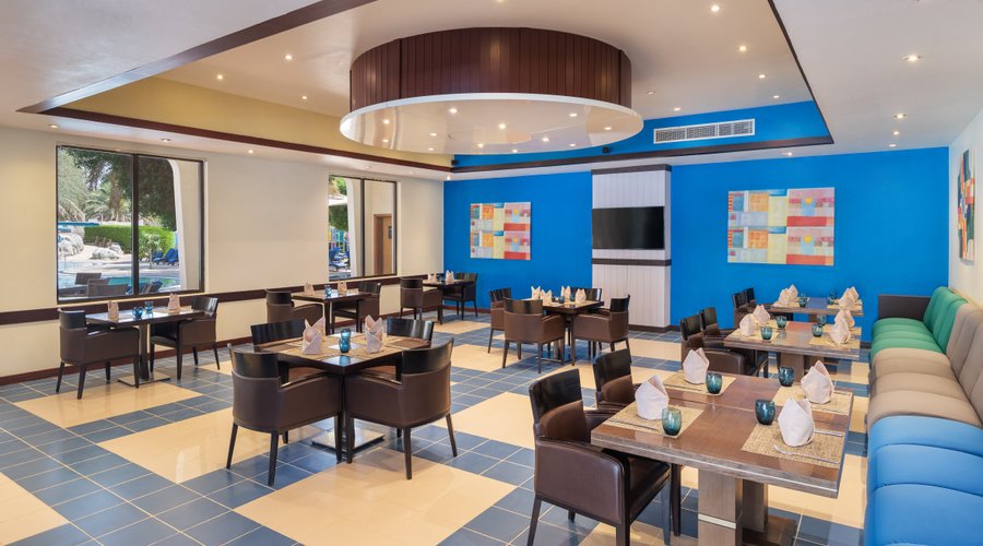Sit by the pool and enjoy refreshing cocktails, juicy burgers, succulent lamb chops, and tasteful deep-fried bites. Our Club House offers a relaxing way to dine and unwind under the sun or shade.