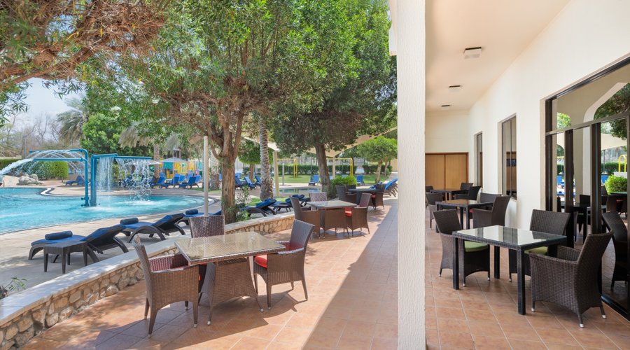 Sit by the pool and enjoy refreshing cocktails, juicy burgers, succulent lamb chops, and tasteful deep-fried bites. Our Club House offers a relaxing way to dine and unwind under the sun or shade.
