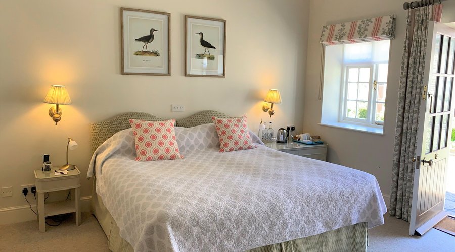 Newly refurbished Superior Double/Twin room in the courtyard, light and spacious 