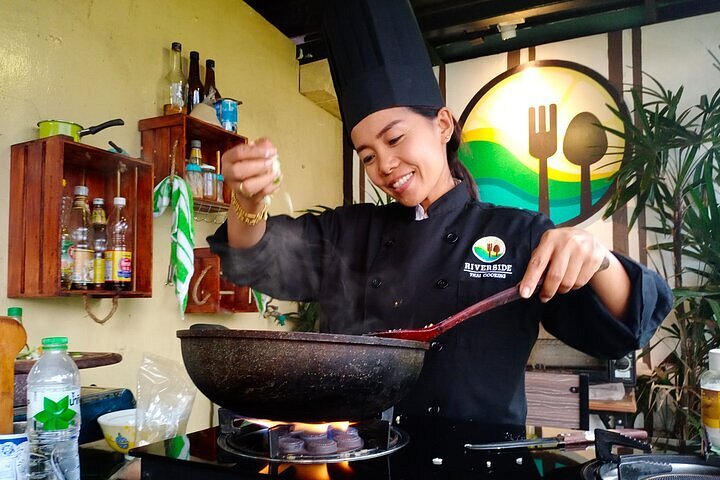 Stir Fried Shrimp with Curry Powder - Riverside Thai Cooking