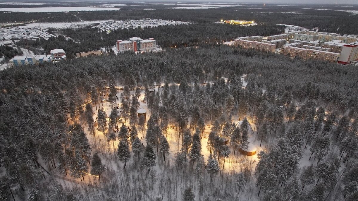 Земля ноябрьск. Парк Нум Ноябрьск. Этнографический парк Ноябрьск. Этнопарк Нум Ноябрьск. Ноябрьск парк Нумто.