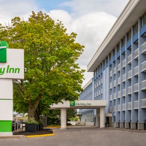 Renovated Holiday Inn KIngston Waterfront
