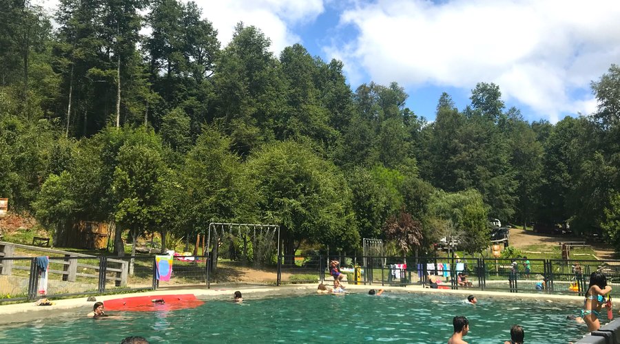Termas de Chihuio: donde se bañó el poeta Tal vez no tengan una infraestructura de primer nivel, pero sí poseen una gran carga simbólica, porque allí se bañó el famoso poeta Pablo Neruda antes de abandonar su país y partir a su exilio en Europa en el año 1949.