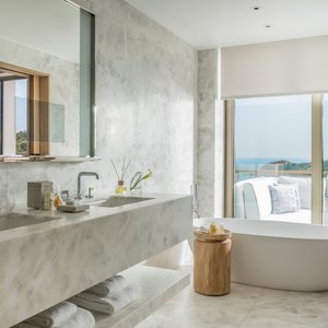 Arion Pine View Bathroom