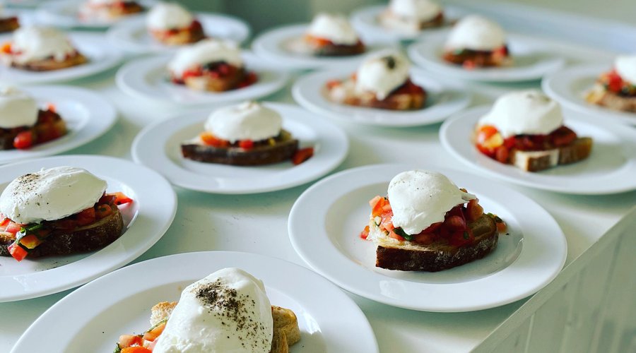 Förrätt bruchetta med burrata .